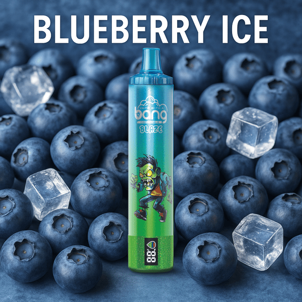 Un appareil de vapotage jetable étiqueté ' Bang Blaze ' avec un personnage de dessin animé, debout parmi des myrtilles fraîches et des glaçons, avec le texte ' Blueberry Ice ' au-dessus.