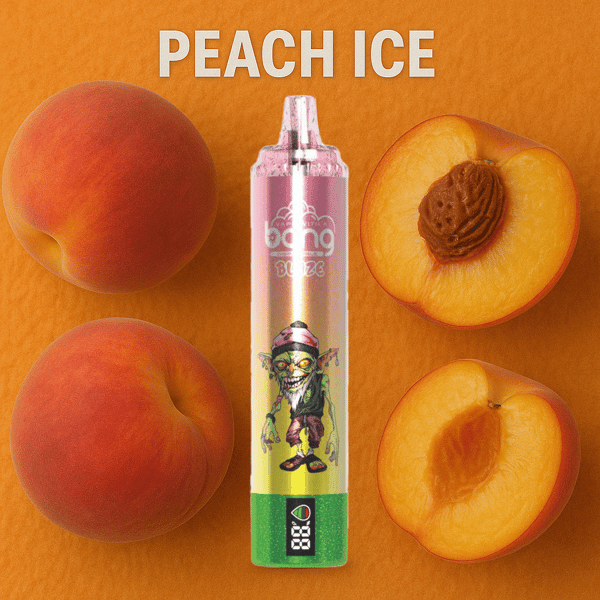 Appareil à vapoter jetable Bang représentant un personnage de gobelin de dessin animé, entouré de pêches entières et coupées en deux sur fond orange avec le texte ' Peach Ice ' en haut.