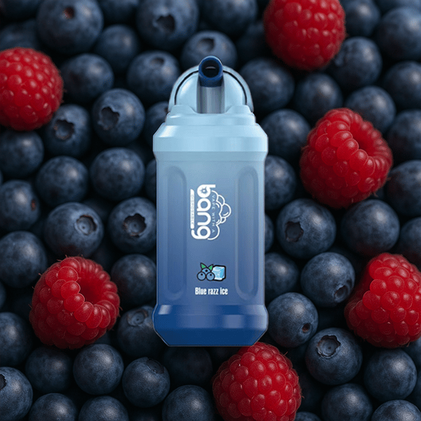 Niebieskie urządzenie do waporyzacji oznaczone 'Blue Razz Ice' umieszczone na tle świeżych jagód i malin.
