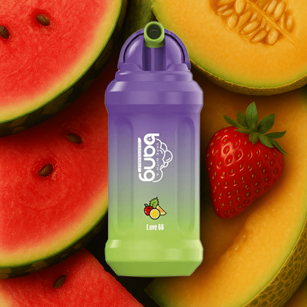 Kolorowa butelka z fioletowo-zielonym gradientem, z napisem 'bong' i 'Love 66' z ilustracjami owoców, umieszczona na tle pokrojonego arbuza, kantalupy i truskawki.