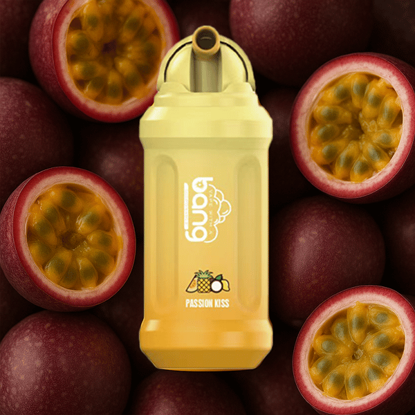 Żółte urządzenie do waporyzacji Bang z napisem "Passion Kiss" umieszczone na całych lub przekrojonych na pół owocach męczennicy, ukazujące jasnożółty miąższ i nasiona owocu.