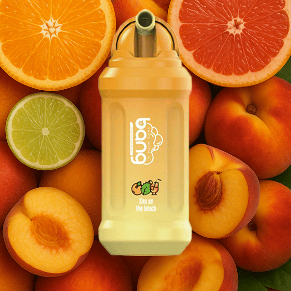 Żółte urządzenie do waporyzacji z napisem 'Bang Sex on the Beach' otoczone pokrojonymi w plasterki pomarańczami, grejpfrutami, limonką i świeżymi brzoskwiniami.