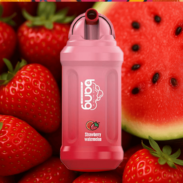 Różowa butelka z napisem 'bang Strawberry Watermelon' otoczona jest świeżymi truskawkami i plasterkiem arbuza.