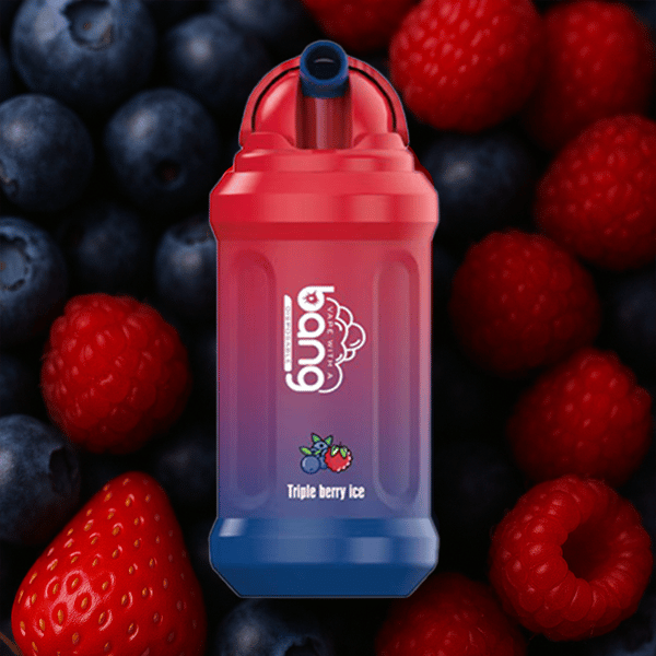 Czerwono-niebieskie urządzenie do waporyzacji oznaczone 'Triple berry ice' z ikonami jagód, malin i truskawek, umieszczone na tle świeżych jagód.