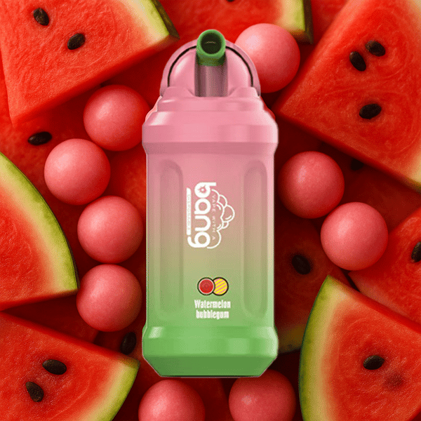 Kolorowe urządzenie do waporyzacji z napisem 'Arbuzowa guma balonowa' umieszczone wśród plasterków arbuza i różowych kulek gumy balonowej.