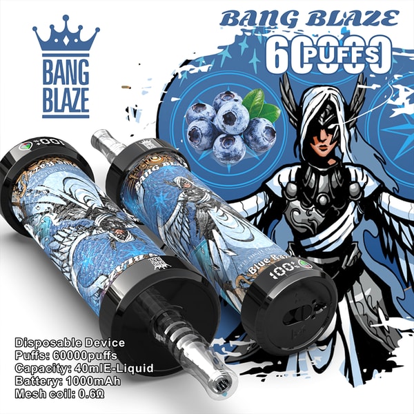 Werbebild für das Einweg-Vape-Gerät Bang Blaze mit Blaubeergeschmacksdesign, stilisiertem geflügeltem Charakter-Motiv, zwei Vape-Stiften im Vordergrund, Blaubeeren und Produktspezifikationen, darunter 60.000 Züge, 40 ml E-Liquid-Kapazität, 1000-mAh-Akku und 0.6Ω-Mesh-Spule.