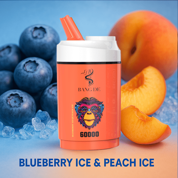 Zbliżenie na pomarańczowo-białe urządzenie do waporyzacji oznaczone 'BANG DE' o smaku 'Blueberry Ice & Peach Ice', otoczone świeżymi jagodami, plasterkami brzoskwini i kostkami lodu na niebieskim tle.