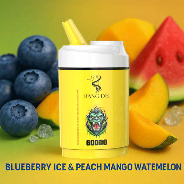 Urządzenie Vape oznaczone 'Bang De' z wściekłą grafiką goryla, otoczone jagodami, plasterkami mango, arbuzem, kostkami lodu i tekstem 'BLUEBERRY ICE & PEACH MANGO WATERMELON'.'