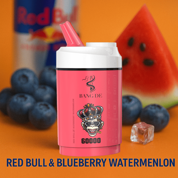 Urządzenie do waporyzacji w jaskrawych kolorach z etykietą 'Red Bull & Blueberry Watermelon' z rysunkową małpą w koronie, otoczone jagodami, plasterkiem arbuza, puszką Red Bulla i kostką lodu na pomarańczowym tle.
