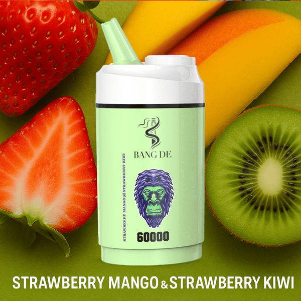 Vape Bang De z zielonym korpusem i białą górą otoczony jest świeżymi truskawkami, plasterkami kiwi i plasterkami mango, a na dole znajduje się tekst 'Strawberry Mango & Strawberry Kiwi'.