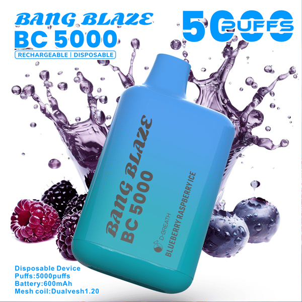 Einweg-Vape mit blauem Farbverlauf und der Aufschrift „BANG BLAZE BC 5000“, geneigt gegen spritzende violette Flüssigkeit und verstreute Blaubeeren und Himbeeren, mit großem Text, der auf 5000 Züge hinweist, und kleinen Spezifikationen zu Batterie und Mesh-Spule.