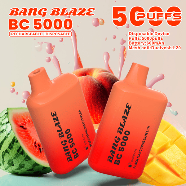 Zwei orangefarbene Bang Blaze BC 5000 Einweg-Vaporizer, die vor Wassermelone und Mango mit Spritzgrafiken zusammengekippt sind und 5.000 Züge und das wiederaufladbare/Einweg-Design hervorheben.