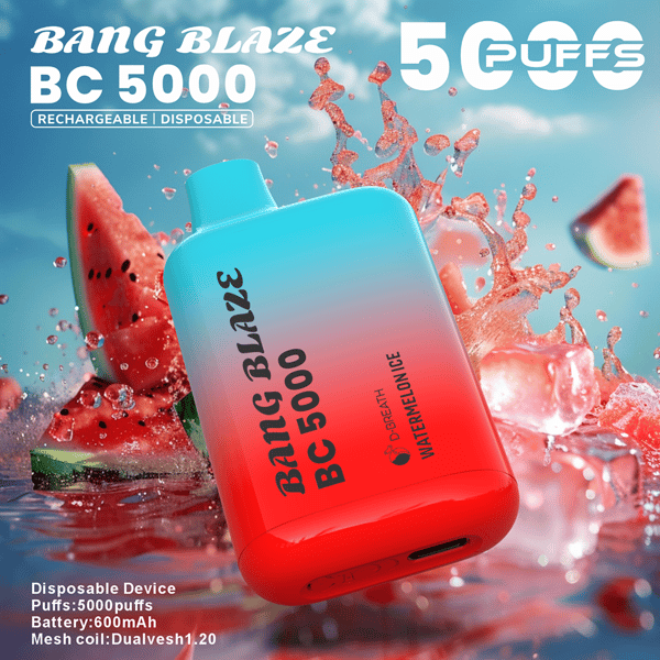 Pubblicità colorata che mostra un dispositivo di vaporizzazione usa e getta con gradiente dal blu al rosso etichettato "BANG BLAZE BC 5000" che fluttua sopra schizzi di fette di anguria e ghiaccio con un grande testo "5000 PUFFS" e dettagli del prodotto negli angoli.