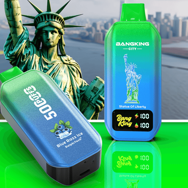 Dwie gradientowe kapsuły do ​​waporyzacji na pierwszym planie, pionowe z grafiką Statuy Wolności, pochylone z 50GODS Blue Razz Ice.