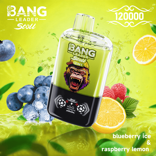 Auf einem leuchtend gelbgrünen Hintergrund, umgeben von Blaubeeren, Himbeeren, Eis und Zitronenscheiben, steht eine geneigte, lindgrüne Bang-Energieflasche mit einem brüllenden Affenlogo und einem 2-in-1-Etikett, die für den Geschmack von Blaubeereis und Himbeer-Zitrone wirbt.