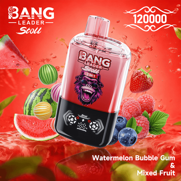 Un dispositivo de vapeo transparente de color rosa con una botella de jugo transparente y una base negra que muestra un panel digital, con la marca Bang Leader Stoll con un gráfico de gorila, sobre un fondo lleno de frutas rojas con sandía, fresas, frambuesas y arándanos y la leyenda Watermelon Bubble Gum & Mixed Fruit.