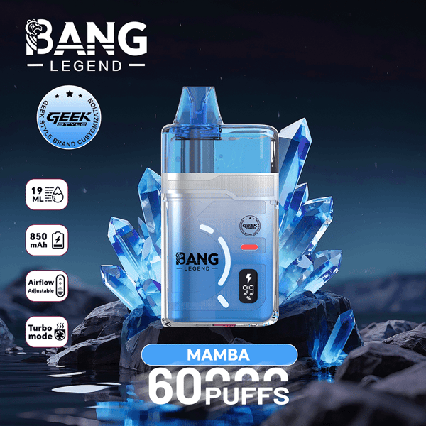 Un appareil de vape Bang Legend Mamba bleu se tient debout parmi les formations de cristaux bleus, mettant en valeur une capacité de 60 bouffées, une batterie de 850 mAh, 19 ml d'e-liquide, un débit d'air réglable, un mode turbo et la marque Bang Legend.