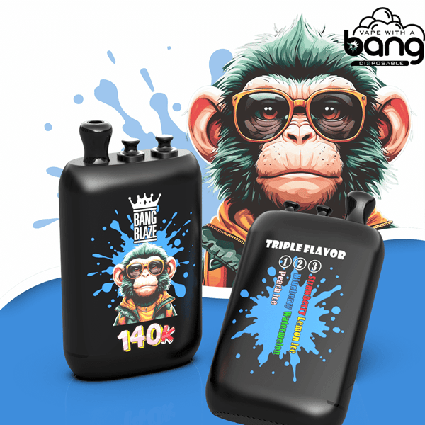 Due bottiglie di succo di vaporizzatore nere con grafica splash blu, Bang Blaze e Triple Flavor, oltre a uno sfondo di scimmia
