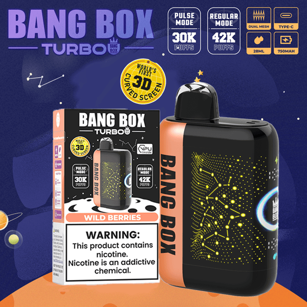 Emballage violet vif et bleu pour " Bang Box Turbo " comprenant un appareil de vape cylindrique noir avec un panneau latéral orange, une boîte étiquetée Wild Berries et un badge jaune “ écran incurvé 3D ”, sur un fond sur le thème de l'espace avec des icônes et des indicateurs de mode.