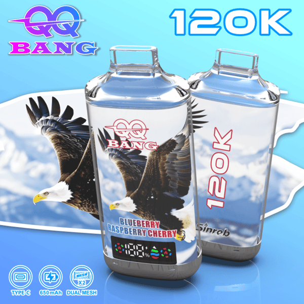 Deux grandes bouteilles d'eau transparentes avec un ciel bleu et un graphique d'aigle, étiquetées 120K et comportant un logo Bang rouge et un texte à saveur de myrtille, de framboise et de cerise, sur un fond bleu vif.