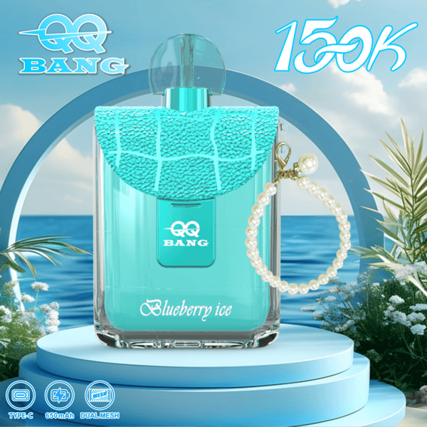 Un frasco de perfume turquesa con la etiqueta QQ Bang Blueberry Ice con una tapa con textura a juego, exhibido sobre un pedestal azul claro con un fondo junto al mar.