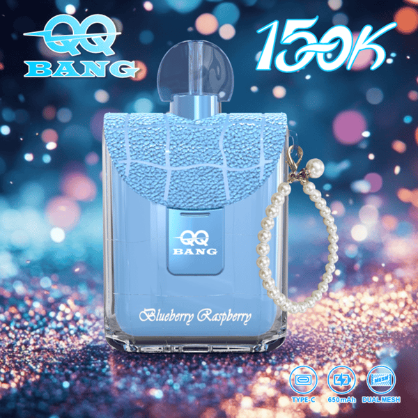 Frasco de perfume azul con tapa cubierta de encaje brillante, dije de perla y etiqueta "Blueberry Raspberry"; fondo brillante y bokeh con logotipos y texto "150K".