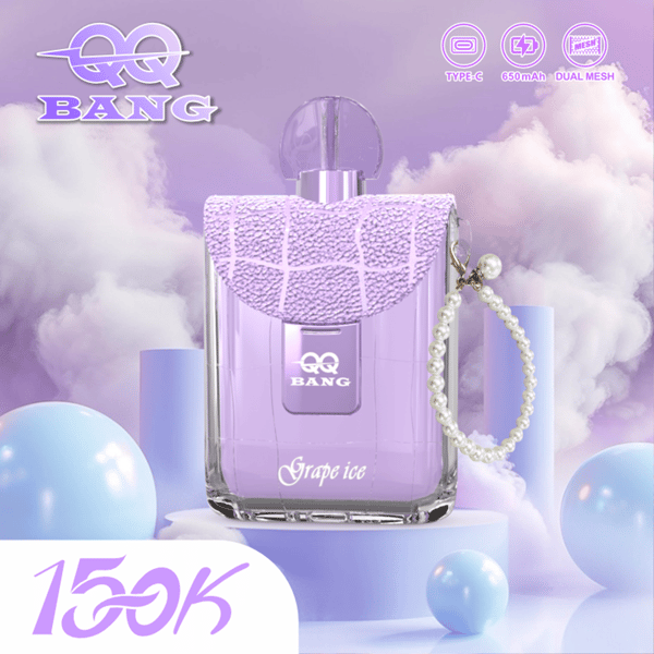 Un frasco de perfume de lavanda con una tapa lila texturizada y una tapa inspirada en una jeringa, con la etiqueta QQ BANG, frente a un paisaje de nubes de ensueño con esferas azules y una pulsera de perlas.