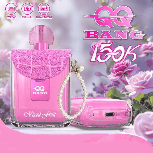 Un frasco de perfume rosa con una tapa redondeada y una cadena de cuentas, sobre un fondo floral; texto rosa en negrita “BANG 150K” e íconos pequeños en la parte superior izquierda.