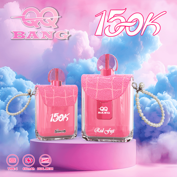 Dos frascos de perfume de color rosa con tapas texturizadas se encuentran sobre un pedestal rosa sobre un fondo lleno de nubes en colores pastel, acentuado por cadenas de cuentas y el texto “150K” y “BANG”.”