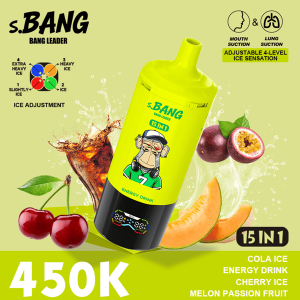 Bouteille de boisson énergisante s.BANG inclinée vers la droite avec un corps jaune-vert, une mascotte de dessin animé, entourée de cerises, de melon, de fruit de la passion et de citron vert sur un fond citron vert pâle; texte blanc gras 450K et étiquette 15 en 1; le produit comporte des icônes dans le coin.