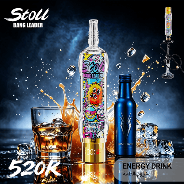 Annuncio di energy drink con una bottiglia “Stoll Bang Leader” accanto a una lattina blu e ghiaccio con effetti splash