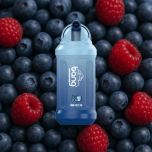 Niebieskie urządzenie do waporyzacji oznaczone 'Blue Razz Ice' umieszczone na tle świeżych jagód i malin.