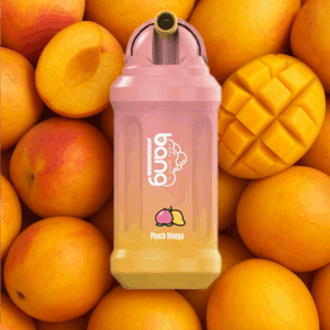 Vape o smaku brzoskwiniowo-mango, oznaczony jako 'Bang', umieszczony jest na tle świeżych brzoskwiń i mango, w tym przekrojonego na pół mango i pokrojonej brzoskwini.