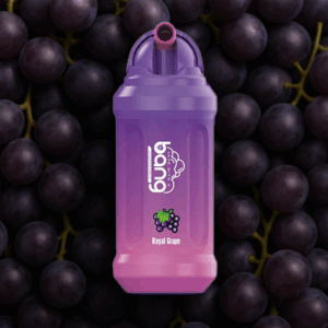 Fioletowo-różowa butelka na wodę z napisem 'bong Royal Grape' z grafiką winogron, umieszczoną na tle świeżych, ciemnych winogron.