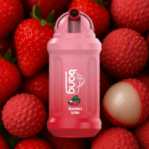 Różowy pojemnik na napoje z etykietą 'Strawberry Lychee' z ilustracjami przedstawiającymi truskawkę i liczi na tle świeżych truskawek i liczi.