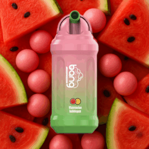 Kolorowe urządzenie do waporyzacji z napisem 'Arbuzowa guma balonowa' umieszczone wśród plasterków arbuza i różowych kulek gumy balonowej.